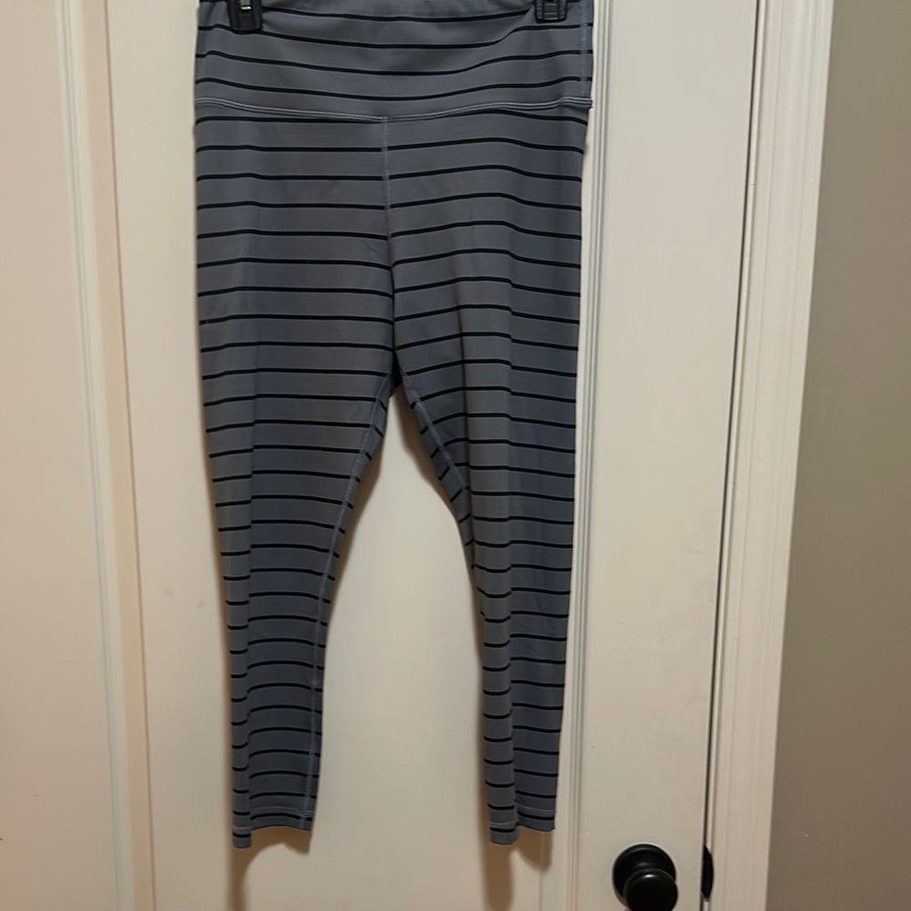 Women’s Medium Kiava  cropped legging 20 inch inseam